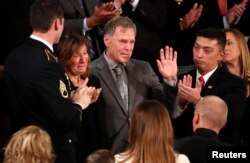 도널드 트럼프 미국 대통령이 지난달 30일 국정연설에서 북한에 억류됐다 숨진 대학생 오토 웜비어 씨의 부모 프레드 웜비어 씨와 신디 웜비어 씨를 소개하자 의원 등 참석자들이 격려의 박수를 보내고 있다.