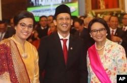 Dari kiri: Menkeu Sri Mulyani Indrawati, Mendikbud Nadiem Makarim dan Menlu RI Retno Marsudi sebelum pelantikan Kabinet Indonesia Maju di Istana Negara, Jakarta, 23 Oktober 2019