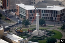 Workers prepare to take down the statue of former confederate general Robert E. Lee, in Lee Circle in New Orleans, May 19, 2017.