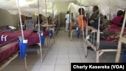 Des patients sur leur lit à l'hôpital de référence de Minova, Nord-Kivu, RDC, le 13 février 2018. (VOA/Charly Kasereka)