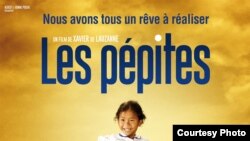 ខ្សែ​ភាពយន្ត​ឯកសារ​ឈ្មោះ «‍Little Gems» ឬ​បក​ប្រែ​ជា​ភាសាខ្មែរ​ថា «‍ដុំពេជ្រតូចៗ» ​រៀបរាប់​ពី​ក្តី​ស្រឡាញ់ និង​កិច្ច​ខិតខំ​ប្រឹងប្រែង​របស់​ស្ថាបនិក​នៃ​អង្គការ​ដើម្បី​ស្នាម​ញញឹម​នៃ​កុមារ។ (រូបថត​ដក​ស្រង់​ចេញ​ពី​ហ្វេសប៊ុក Xavier de Lauzanne)