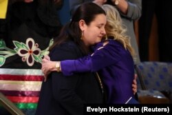 옥사나 마르카로바(왼쪽) 미국 주재 우크라이나 대사가 지난 3월 조 바이든 대통령 국정 연설 현장에서 대통령 부인 질 여사와 포옹하고 있다. (자료사진)