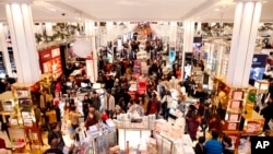 Para pengunjung memanfaatkan diskon Black Friday di Macy's Herald Square (24/11) di New York.