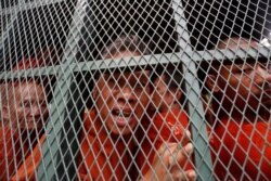 រូបឯកសារ៖ លោក ​រ៉ាត់ ​រត្នមុនី​ អ្នក​បកប្រែ​ឲ្យ​សារ​ព័ត៌មាន​រុស្ស៊ី ​ RT ស្ថិតនៅក្នុងរថយន្តពន្ធនាគារត្រឡប់ទៅពន្ធនាគារព្រៃសវិញ ក្រោយសវនាការរបស់លោកបានបញ្ចប់នៅសាលាដំបូងរាជធានីភ្នំពេញ កាលពិថ្ងៃទី២៦ ខែមិថុនា ឆ្នាំ២០១៩។