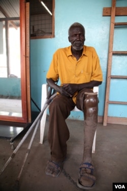 Some patients waited years for the amputee center to restart and struggled with old prostheses or on crutches, Rumbek, South Sudan, February 2013. (H. McNeish/VOA)