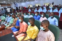 Siswa yang diculik dari Government Science College Kagara duduk di aula konferensi negara setelah dibebaskan di Minna, Negara Bagian Niger, Nigeria tengah, pada 27 Februari 2021. (Foto: AFP)