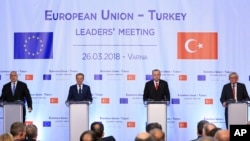 From left to right, Bulgaria's Prime Minister Boyko Borisov, European Council President Donald Tusk, Turkey's President Recep Tayyip Erdogan and head of the European Commission Jean-Claude Juncker, attend a joint news conference on the conclusion of the EU-Turkey summit, in the Black Sea resort of Varna, Bulgaria, Monday, March 26, 2018.