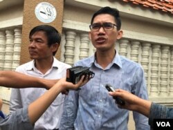 អតីត​អ្នក​សារព័ត៌មានវិទ្យុ​អាស៊ី​សេរី​ប្រចាំ​រាជធានី​ភ្នំពេញ លោក យាង សុធារិន្ទ (ស្តាំ) និង​លោក អ៊ួន ឈិន (ឆេ្វង) បាន​មកដល់​សាលា​ដំបូង​រាជធានី​ភ្នំពេញ​កាល​ពី​ថ្ងៃ​សុក្រ​ទី​៣០ ខែ​សីហា ឆ្នាំ​២០១៩។ (ទុំ ម្លិះ/VOA Khmer)