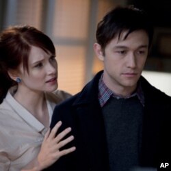 Bryce Dallas Howard and Joseph Gordon-Levitt in "50/50."