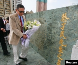 台湾特立独行的作家和学者李敖2005年9月29日在香港的中国教育家兼北京大学首任校长蔡元培的墓地献上花束