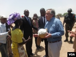 U.N. refugee chief Antonio Guterres greets Nigerians at the Minawao camp in Cameroon, March 25, 2015. (Moki Edwin Kinzeka / VOA)