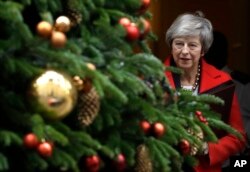 테레사 메이 영국 총리가 지난 4일 런던 총리관저를 나서고 있다.