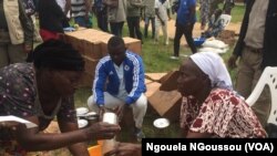 Unedéplacée recevant de l'huile à Mbandza Ndounga, Congo, 18 juin 2018. (VOA/Ngouela NGoussou)