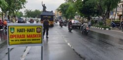 Suasana Pemkot Solo dan kepolisian menggelar operasi masker di jalanan kota Solo, Kamis (8/10). (Foto: VOA/Yudha Satriawan)