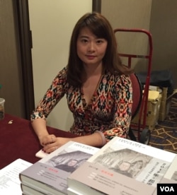 中国著名维权律师高智晟的女儿耿格和高智晟的新书 (2016年8月，美国之音方冰拍摄)。高智晟及其新著星期二获颁齐氏文化基金会“推动中国进步奖”。耿格代表父亲出席在纽约举行的颁奖仪式并领奖。