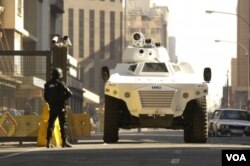 Para mahluk luar angkasa di film District 9 ditahan dan dipisahkan dari manusia.