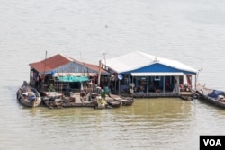 ផ្ទះ​បណ្តែត​ទឹក​របស់​ប្រជា​នេសាទ​នៅលើដង​ទន្លេសាប​ ​ខាងជើង​ស្ពាន​ជ្រោយចង្វារថ្មី​ នៅ​រាជធានីភ្នំពេញ នៅថ្ងៃទី​ ០២ ខែឧសភា​ ឆ្នាំ២០១៧។ (ខាន់ សុគុំមនោ/VOA)