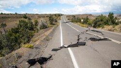 Jalan di Hawaii rusak akibat gempa yang dipicu oleh letusan gunung Kilauea Agustus 2018 lalu (foto: dok).