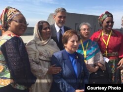 លោក​ George Clooney ថត​រូប​អនុស្សាវរីយ៍​ជាមួយ​ ក្រុម​ស្ត្រី​ ក្នុង​ដំណើរ​របស់​លោក​ចូលរួម​ វេទិកា​ពិភពលោក​ «ប្រឆាំង​នឹង​ឧក្រិដ្ឋកម្ម​នៃ​អំពើ​ប្រល័យ​ពូជ​សាសន៍»​ នៅ​ក្នុង​ប្រទេសអាមេនី (Armenia) ​នា​ចុង​ខែ​មេសា​ឆ្នាំ​២០១៦​នេះ។ (រូបថតផ្តល់ដោយ លោក​ ឆាំង យុ)​