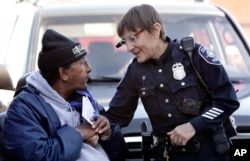 미국 워싱턴주 시애틀에서 카메라가 장착된 안경을 쓴 경찰관이 시민과 이야기 하고 있다. (자료사진)