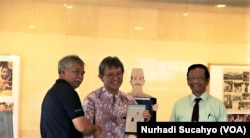 M Najib Azca (tengah) dan Mahfud MD (kanan) dalam pembukaan pameran "Masa Depan Islam di Indonesia" di Auditorium Gedung Yayasan Badan Wakaf Universitas Islam Indonesia (UII), Yogyakarta. Pameran berlangsung mulai 15 Juli - 15 Agustus, 2019. (Foto: Humas