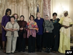 Mo'tabar Tojiboyeva, chapdan, 2009 yilda "Jasoratli ayol" mukofotiga sazovor bo'lgan edi