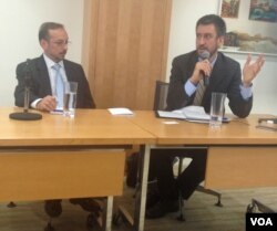 Joshua Kuchera (Kucera) va Jeff Goldstein (chapdan) Ochiq Jamiyat Institutida o'tgan davra suhbatida, Vashington, 16-oktabr, 2012