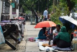 Sejumlah pencari suaka asal Afghanistan menempati trotoar di depan Menara Ravindo tempat perwakilan UNHCR berkantor di Jalan Kebun Sirih, Jakarta, 5 Juli 2019. (Foto: Ahadian Utama/VOA)