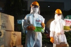 Petugas BPBD DIY melakukan penyemprotan desinfektan setelah kiriman APD dari BNPB, 28 Maret 2020. (Foto: Humas Pemda DIY)