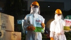 Petugas BPBD DIY melakukan penyemprotan desinfektan setelah kiriman APD dari BNPB, 28 Maret 2020. (Foto: Humas Pemda DIY)