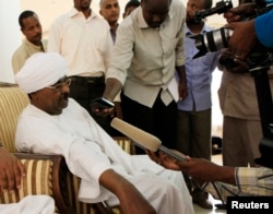 Sudanese intelligence chief Salah Abdallah Mohamed Saleh, also known as Salah Gosh, talks to the media in Khartoum, Sudan, July 10, 2013. Salah Gosh resigned from his post Saturday.