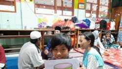 Salah satu anak pengungsi korban letusan Gunung Semeru di Lumajang, Jawa Timur, menunjukkan hasil karyanya dalam kegiatan yang diadakan KPAI, pada 9 Desember 2021, yang bertujuan untuk menyembuhkan trauma yang dialami dari bencana yang terjadi. (Foto: KPAI)