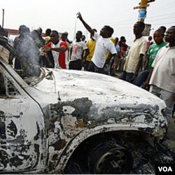 Mahasiswa pendukung Laurent Gbagbo membakar 3 kendaraan PBB, Kamis (13/1).