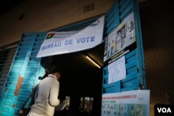 A voter entering a polling station in Ouagadougou, Burkina Faso, Nov. 29, 2015. (VOA/Emilie Iob)