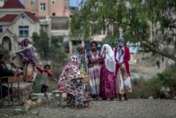 Perempuan Tigray berkumpul di sebuah kamp pengungsi internal di sebuah sekolah dasar di Mekele, wilayah Tigray, Ethiopia utara, 10 Mei 2021.