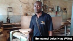 Un enseignant moniteur dans l'atelier de menuiserie sous équipé du centre national de réhabilitation des handicapés du Cameroun, à Yaoundé, le 13 mars 2017. (VOA/Emmanuel Jules Ntap)