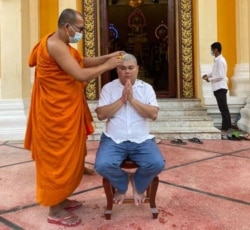 ​លោក ឌួង ឆាយ ត្រូវបានព្រះសង្ឃកោរសក់ ពេលសម្រេចចិត្តបួសជាព្រះសង្ឃ ក្រោយរឿងអាស្រូវប្រព្រឹត្តអំពើហិង្សាលើភរិយា។