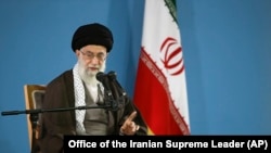 İranda ali dini lider Seyyid Əli Xamneyiyə "Dünya Müsəlmanlarının Vəli-Əmri" kimi müraciət edilir.