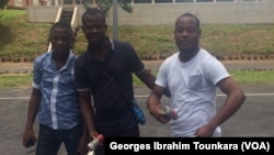 Les étudiants membres de la FESCI manifestent contre les frais annexes à l'école, le 17 septembre 2017 à Abidjan, en Côte d'Ivoire. (VOA/Georges Ibrahim Tounkara)