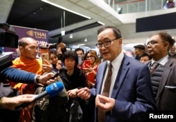 រូបឯកសារ៖ លោក សម រង្ស៊ី ប្រធានស្តីទីនៃគណបក្សសង្គ្រោះជាតិដែលនិរទេសខ្លួនក្រៅប្រទេស ថ្លែងទៅកាន់អ្នកគាំទ្របន្ទាប់ពីលោកត្រូវបានហាមឃាត់មិនឲ្យធ្វើដំណើរតាមយន្តហោះពីទីក្រុងប៉ារីស ប្រទេសបារាំង ទៅកាន់ទីក្រុងបាងកក ប្រទេសថៃ នៅថ្ងៃព្រហស្បតិ៍ ទី៧ ខែវិច្ឆិកា ឆ្នាំ២០១៩។