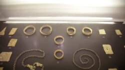 រូបឯកសារ៖ គ្រឿងអលង្ការធ្វើពីមាសនិងសំរិទ្ធិកាលពីសម័យអង្គរ ដែលមួយចំនួនត្រូវបានបញ្ជូនមកប្រទេសកម្ពុជា ពីប្រទេសអង់គ្លេសមួយចំនួនទៀតត្រូវបានមន្រ្តីប្រមែប្រមូលនិងកំណាយពីសម័យអង្គរនិងសម័យមុនអង្គរត្រូវបានយកមកតាំងបង្ហាញ នៅសារមន្ទីរជាតិ ចាប់ពីខែមករាដល់ខែកុម្ភៈ ឆ្នាំ២០១៨។ (ទុំ ម្លិះ/វីអូអេ)