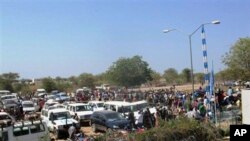 Civilians fleeing violence seek refuge at UN compound in Bor, Jonglei state, South Sudan, Dec. 18, 2013.