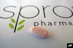 Tablet flibanserin terletak di atas brosur Sprout Pharmaceuticals.