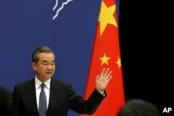 왕이 중국 외교담당 국무위원 겸 외교부장이 19일 베이징에서 '일대일로' 포럼 관련 기자회견을 마친 후 떠나고 있다.