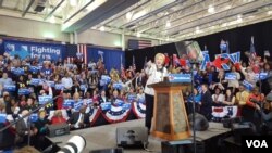 Kandidat Presiden AS, Hillary Clinton, menang telak di Columbia, South Carolina, 27 Feb. 2016 (W. Gallo/VOA)