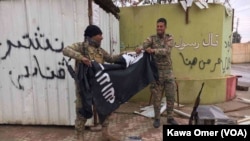 ერაყელი ჯარისკაცები დაჯგუფების დროშას ხევენ