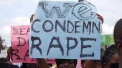 Mata dauke da kwalaye da ke bayyana kyamar fyade a Lagos, Nigeria,