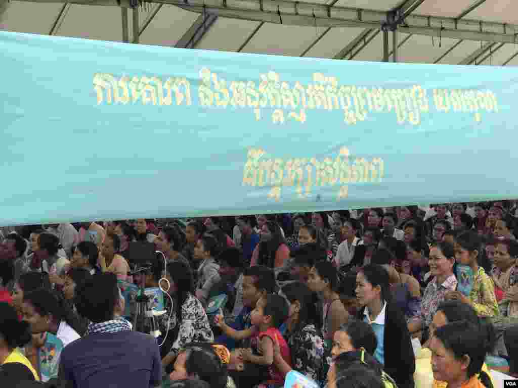 ផ្ទាំង​បដាអំពាវនាវ​ឲ្យមានការគោរព​កិច្ចព្រមព្រៀង​សន្តិភាព​ទីក្រុង​ដើម្បីរក្សា​សន្តិភាព​​ ក្នុង​ថ្ងៃរំឭក​ខួប​ទី២៨​ឆ្នាំ​នៃ​ការ​ចុះកិច្ចព្រមព្រៀង​ទីក្រុងប៉ារីស​​ នៅទីក្រុង​ភ្នំពេញ​ថ្ងៃ​ទី​២៣​ តុលា​ ឆ្នាំ​២០១៩​។ (ហ៊ុល រស្មី​/VOA)