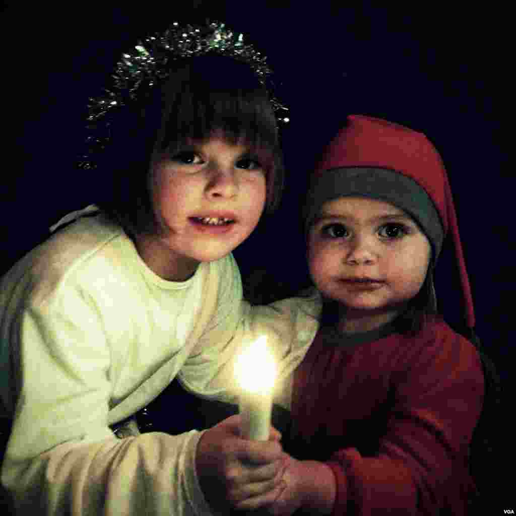 Two little girls from Brooklyn, New York, dressed in traditional Norwegian clothes. (Adam Phillips/VOA)