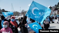 7일 터키의 위구르족들이 앙카라 주재 중국 대사관 앞에서 중국의 신장 위구르 자치구 인권 탄압을 시위하고 있다. 